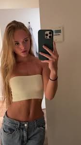 Phone Selfie Feature 65 on Sexy Audra social model photo gallery